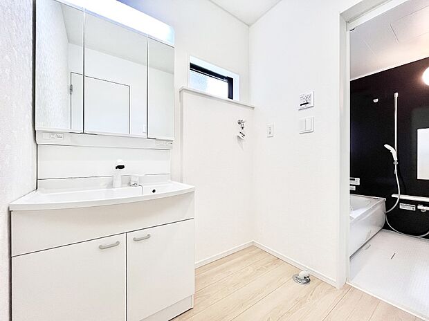 清潔感のある快適空間です。毎日の身支度も気持ち良くお使い頂けます。 