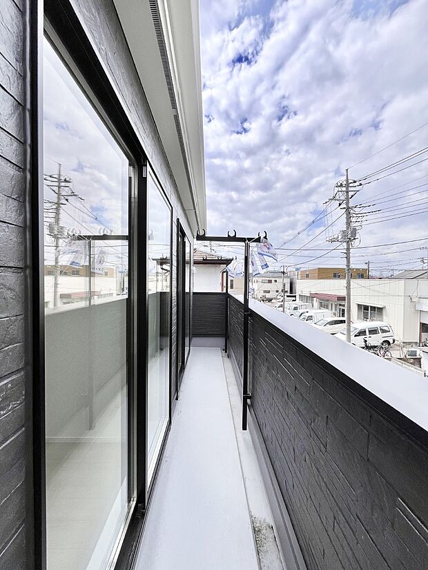 暖かな陽光が降り注ぐバルコニーはお洗濯におすすめ。爽やかな風も心地よいです。 