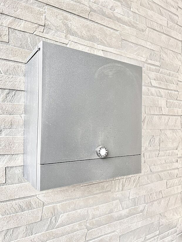 シンプルデザインのポスト。