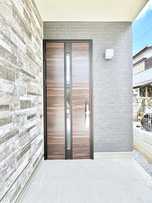 住まいの顔を演出する、玄関ドア。 