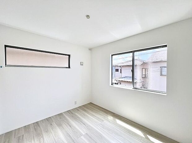 2面採光で気持ちよく自然光が取り入れられるのでお子様のお部屋にもピッタリ