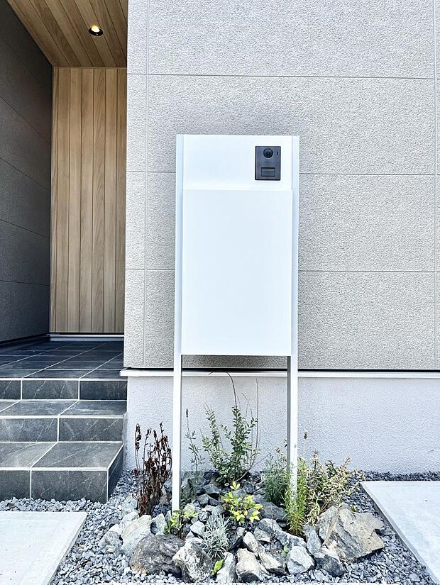 表札・インターホン・ポスト・宅配ＢＯＸをひとつに集約。エントランスになじむシンプルデザイン。