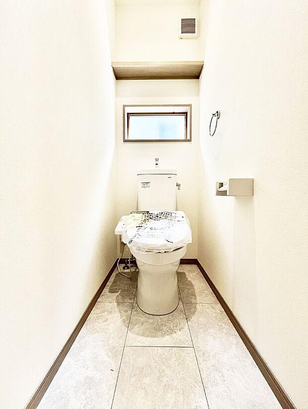 明るく清潔感のあるトイレです。