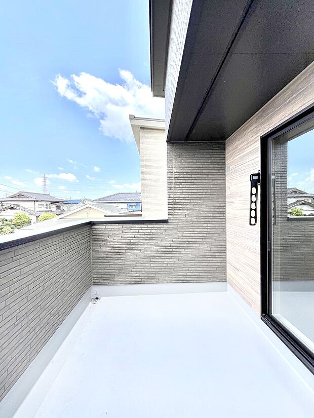 ゆったりバルコニーだから沢山お洗濯ものを干せます。
