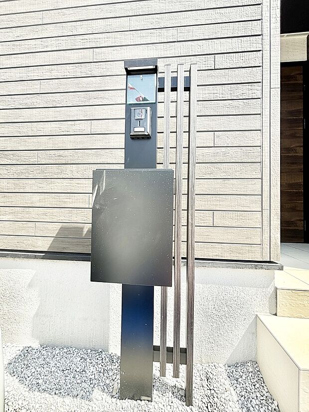 シンプルなデザインのポスト