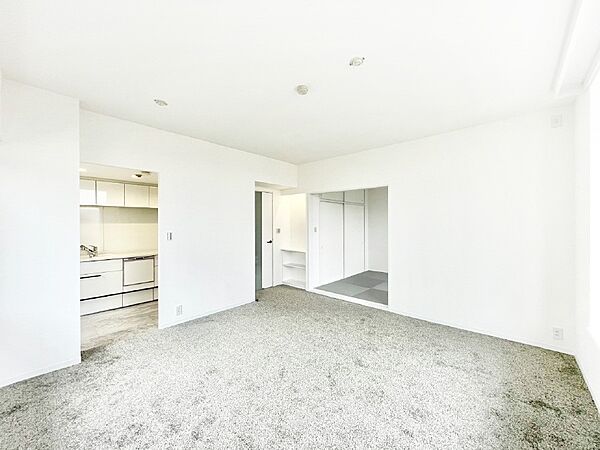 明るい陽光が注ぎ、寛ぎの雰囲気に満たされるダイニング。