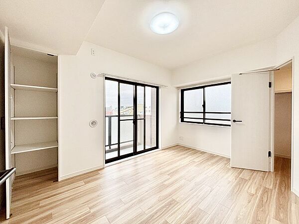 バルコニーに繋がるお部屋は開放感があります。　