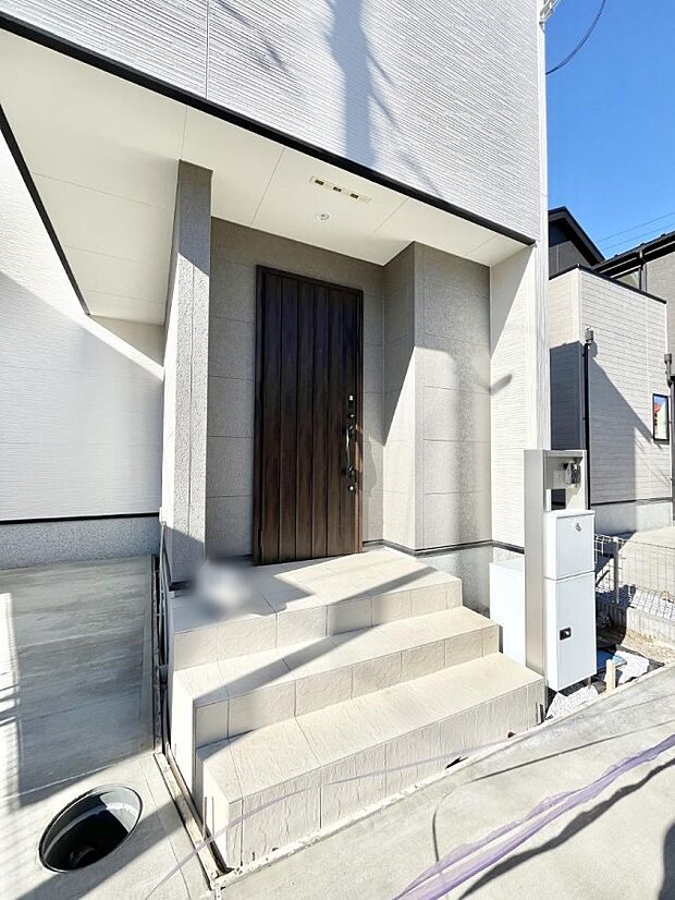 玄関アプローチにはプランターを並べて季節の花でお客様をおもてなしできます。