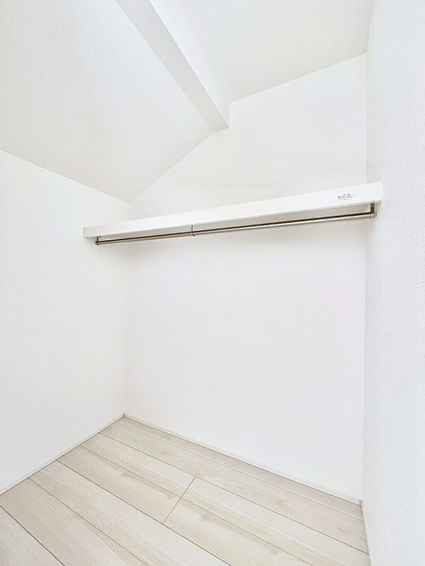 衣類をハンガーに掛けたまま収納できるWIC。衣類の整理整頓がしやすくて便利です！