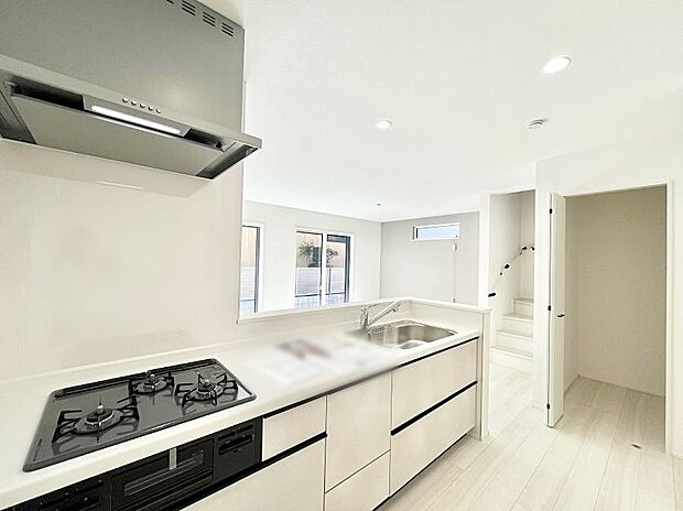 カウンター越しに楽しいおしゃべり。いつものお料理がもっと美味しくなりそうですね