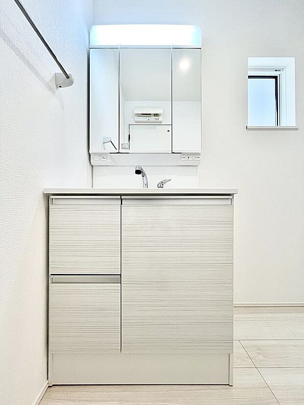 三面鏡キャビネット・シャワー付き洗面化粧台で忙しい朝の身支度もスムーズに！