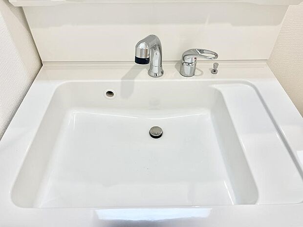 ハンドシャワー付き！使いやすい洗面台。