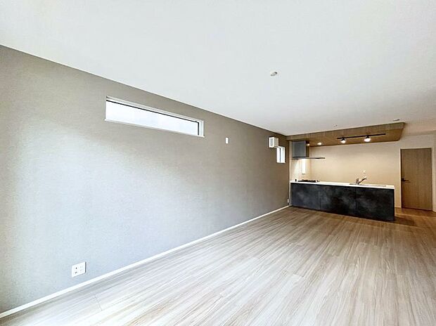 明るい陽光が注ぎ、寛ぎの雰囲気に満たされるリビング・ダイニング。   