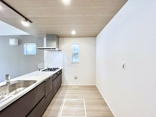 爽やかな風が通り抜けるキッチン。窓があるので明るく換気にも役立ちます。