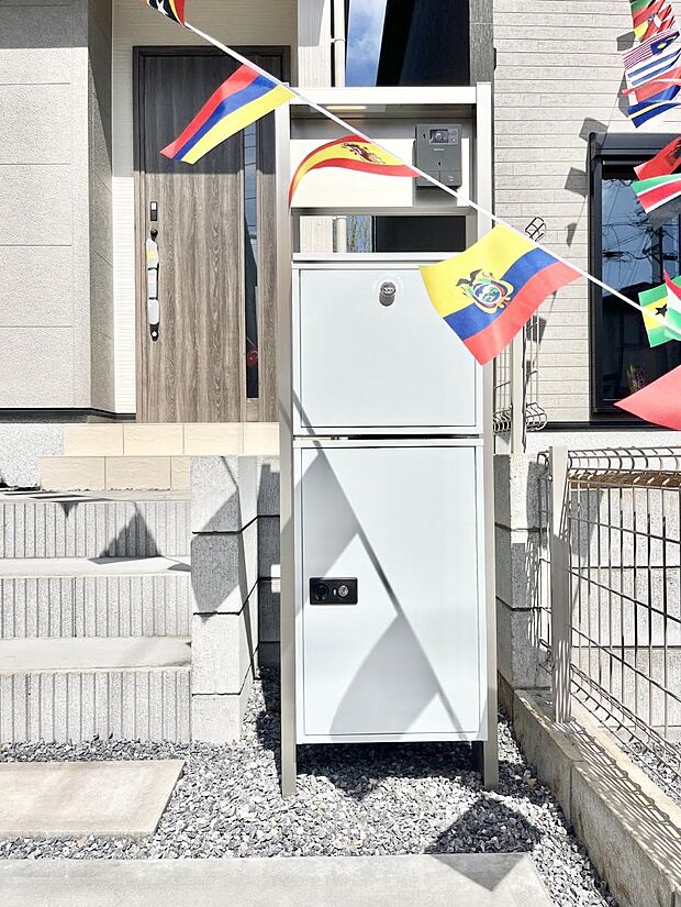 表札・インターホン・ポストをひとつに集約。エントランスになじむシンプルデザイン。