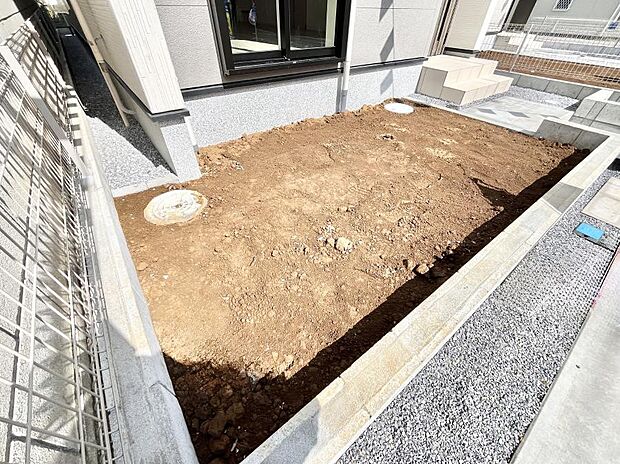 住まいに明るい光と開放感を演出してくれる庭スペース付き！