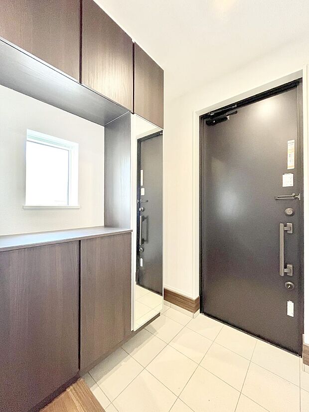 明るい陽光が入り込む玄関。ご家族の靴もスッキリ収納できる玄関収納付き！