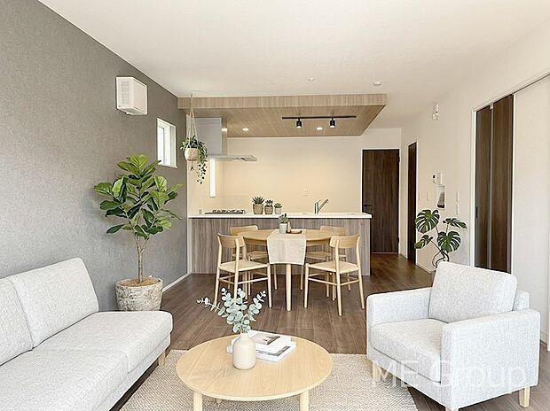 ご家族の賑やかな話し声で包まれる明るいリビング  ※家具はCGです