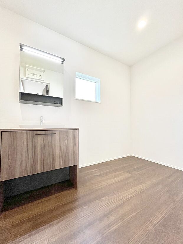 小窓がついているので湿気の多い場所でも換気ができ快適です。毎日の身支度を気持ち良く行えますね。