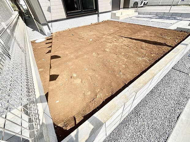 ガーデニングや家庭菜園も楽しめるお庭付き。