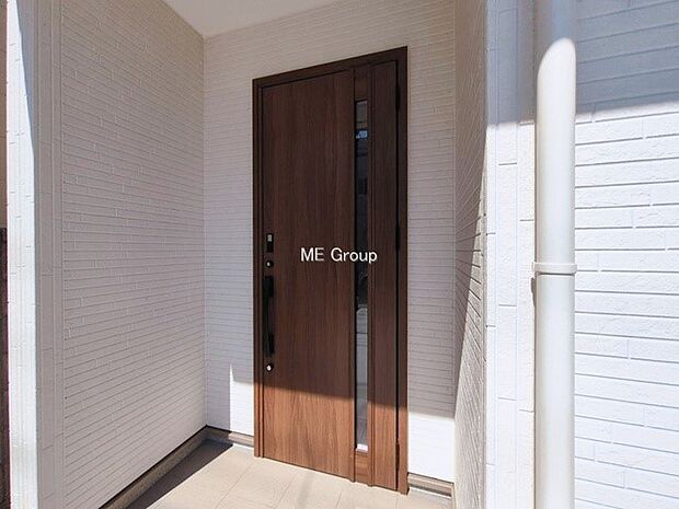 木製の重厚感ある玄関ドア！大切な家族を笑顔でお出迎え出来ます！  