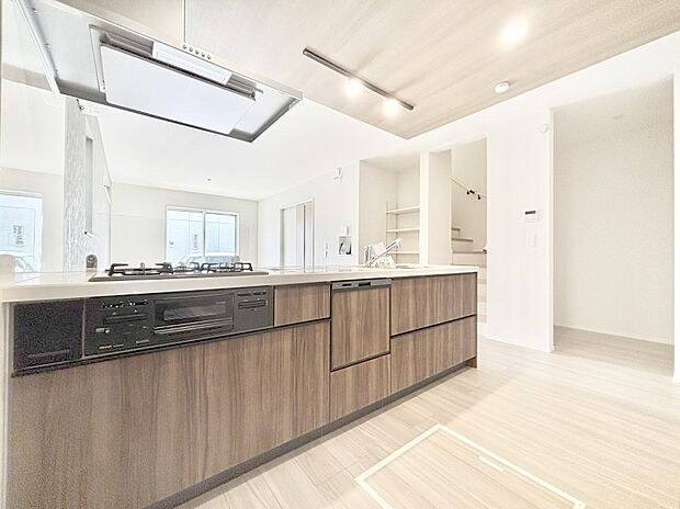 リビングで遊ぶお子様を見守りながらお料理ができる対面キッチン。  