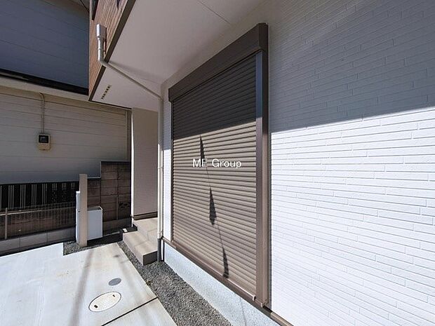 防犯・防災・断熱・防音で暮らしを快適に！1階掃き出し窓にはシャッター付きです。