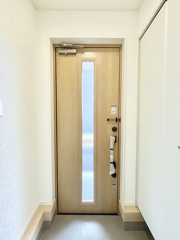 ガラススリットの入った玄関ドアが室内に光を届けてくれます