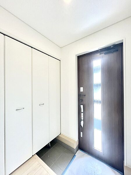 明るい玄関はお客様をお出迎えするのにぴったりです！