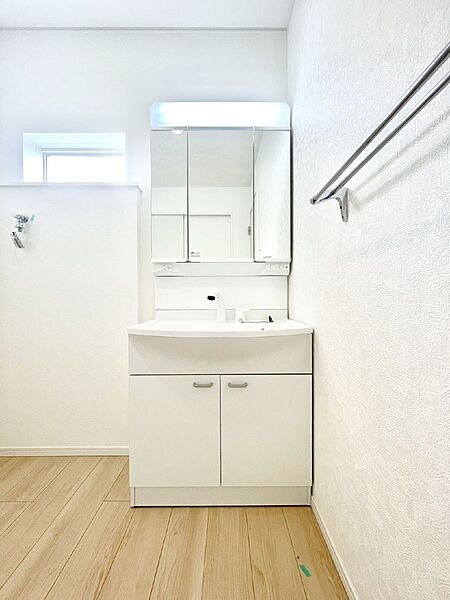 明るい洗面所は毎朝の身支度も楽しくできちゃいそうです。