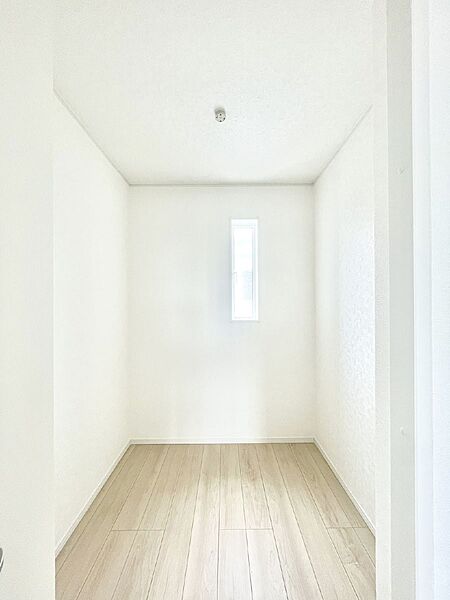 ウォークインクローゼット付きで生活空間を広く利用できます。