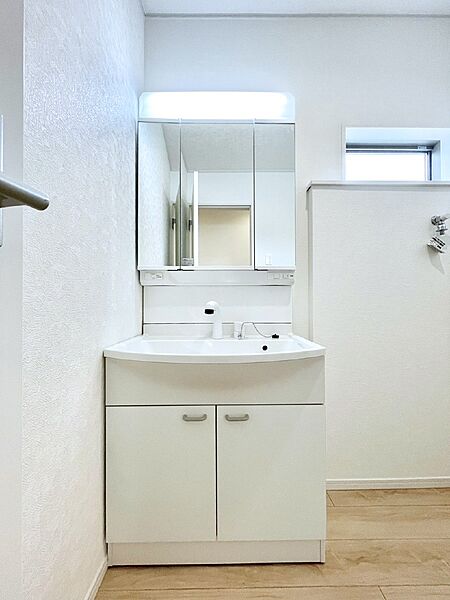 大きく見やすい三面鏡で清潔感ある洗面台は、身だしなみチェックや肌のお手入れにおすすめです。