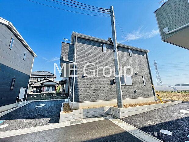 シンプルで落ち着きのある建物は住むかたの個性でオリジナルなものになっていきます。