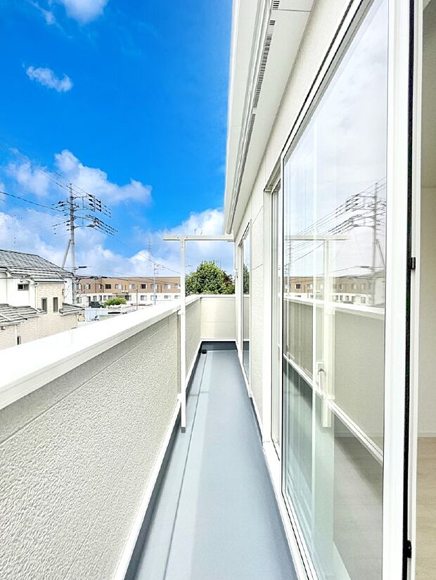 ゆったりバルコニーだから沢山お洗濯ものを干せます。