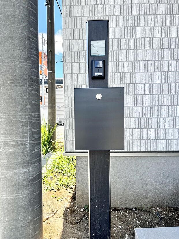 表札・インターホン・ポストをひとつに集約。エントランスになじむシンプルデザイン。