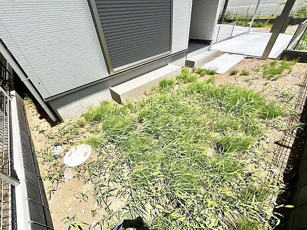 家族で楽しめる庭付きです。ガーデニングや物置を置いたり、お子様がいらっしゃるご家庭ではプールなど使い方はさまざまです。