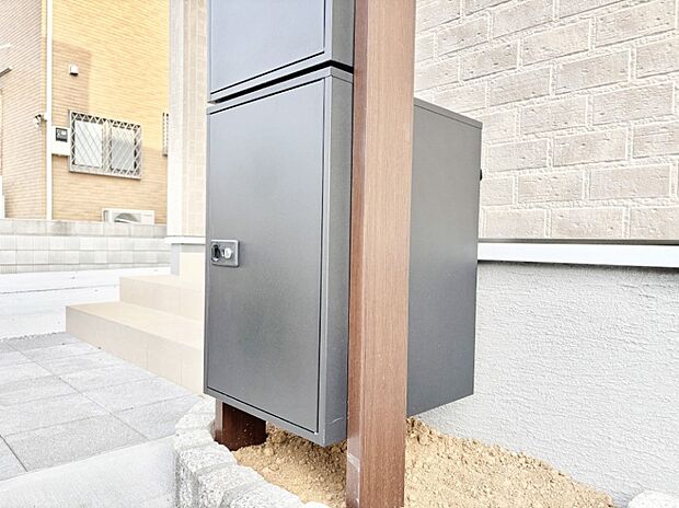 荷物の受け取りが多い方も安心！不在時にも荷物が受け取れる宅配BOX付きです。