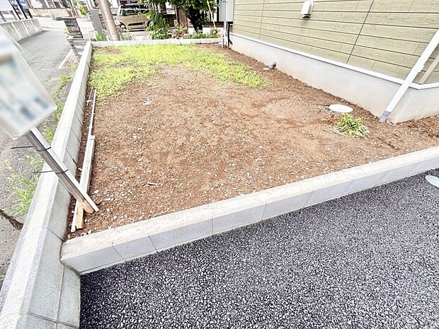 ガーデニングや家庭菜園も楽しめるお庭付き。