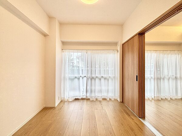 リビングに隣接した洋室。引き戸を開放するとリビングと繋がる憩いの空間に変身！