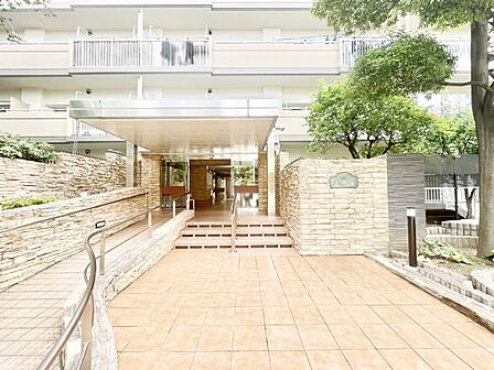 落ち着いた雰囲気のエントランス