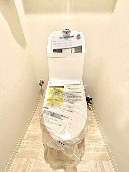 明るく清潔感のあるトイレです。