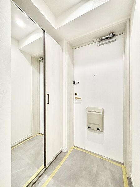 ミラー付きシューズボックスはお出かけ前の身だしなみチェックに便利