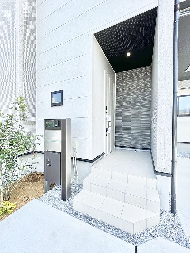玄関前は屋根付きで雨が降っていても濡れにくいです。