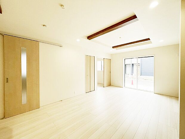 大きな窓からたっぷりの陽光と風を感じられるリビング