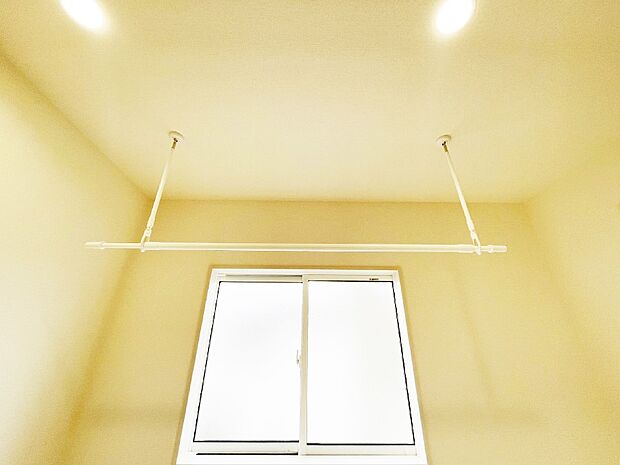 室内物干しポール。梅雨や花粉の時期に大活躍します。  