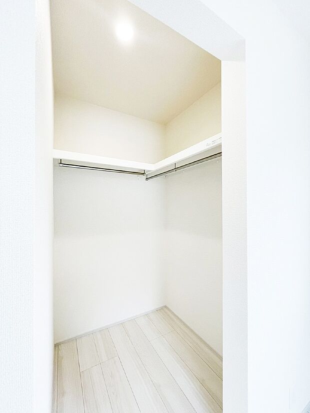 ウォークインクローゼットの活用で生活空間スッキリ