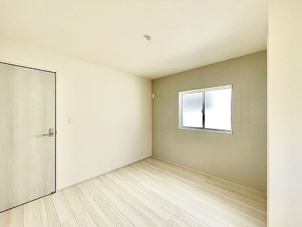 窓からのやさしい光が心地よいプライベートルーム