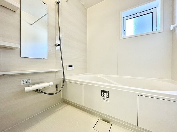 一日の疲れを癒してくれる明るい清潔感のあるバスルーム