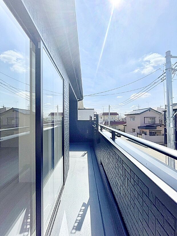 広々バルコニーでお洗濯物が気持ちよく乾きます。