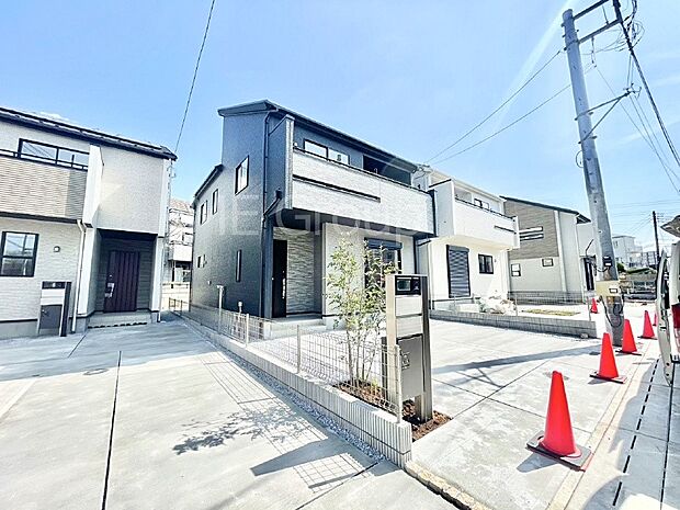 2台(車種による)駐車可!ご家族みんなの自転車も置ける広々カースペース。
